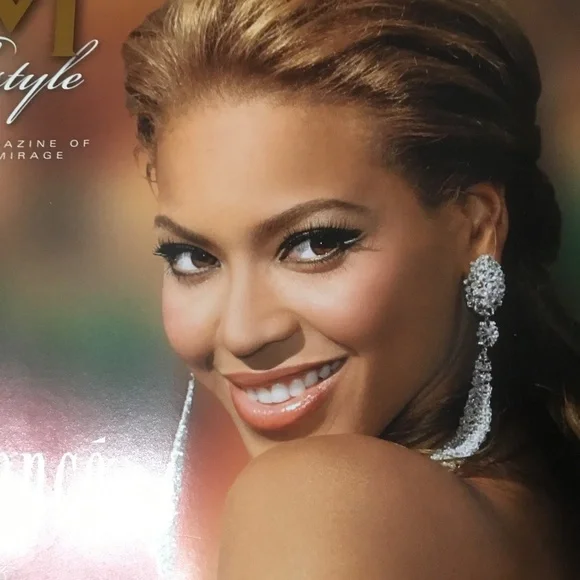 Beyoncé on Cover of M Lifestyle Magazine VOL 3 * ISSUE 3 2005 - Picture 3 of 5